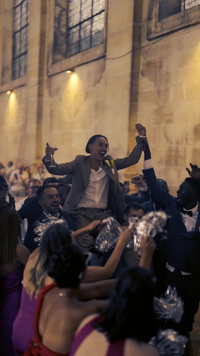 Mariés portés par les invités, liesse du dancefloor