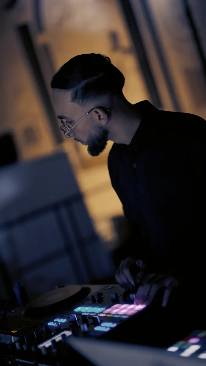 DJ en pleine performance, mariage haut de gamme