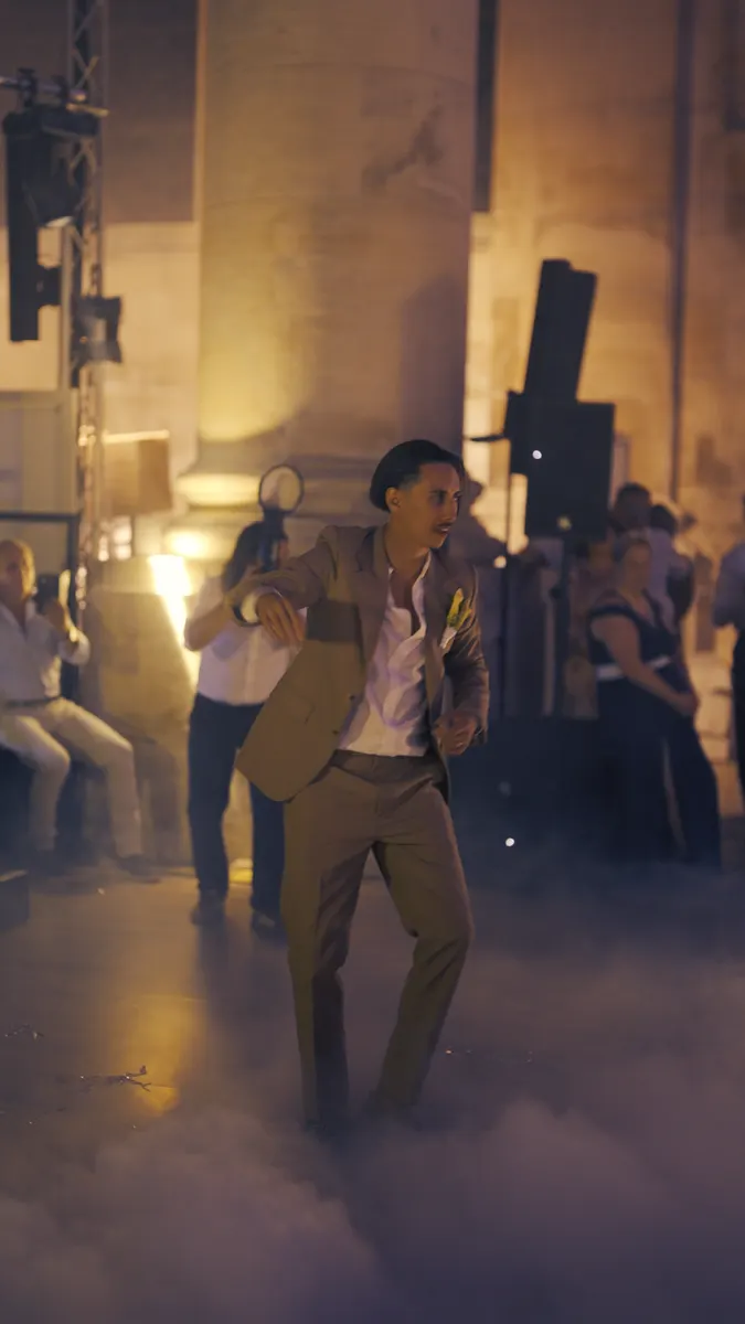 Danse dans la fumée lourde, réception élégante