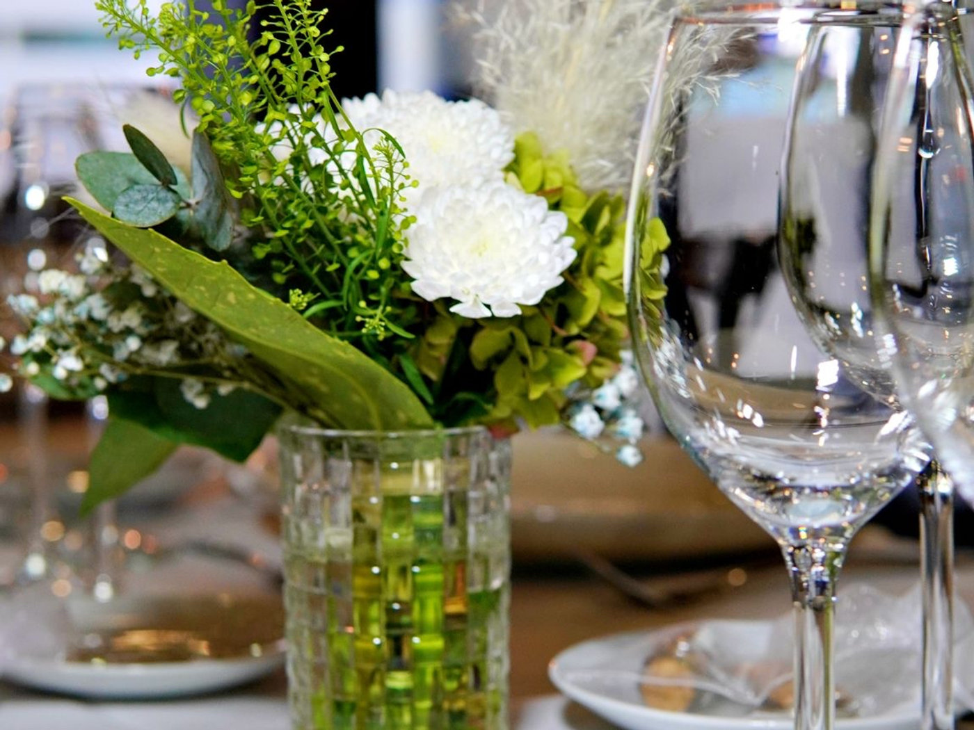 Art de la table — composition florale et verrerie, À La Carte Traiteur
