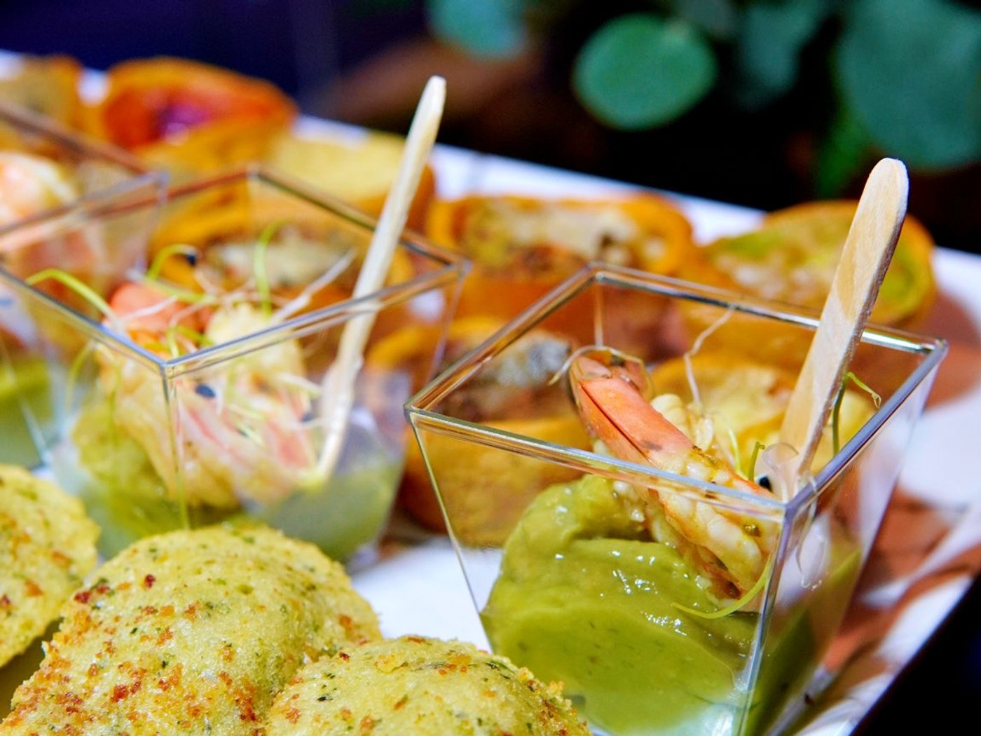 Verrines cocktail dinatoire — crevettes et guacamole, À La Carte Traiteur