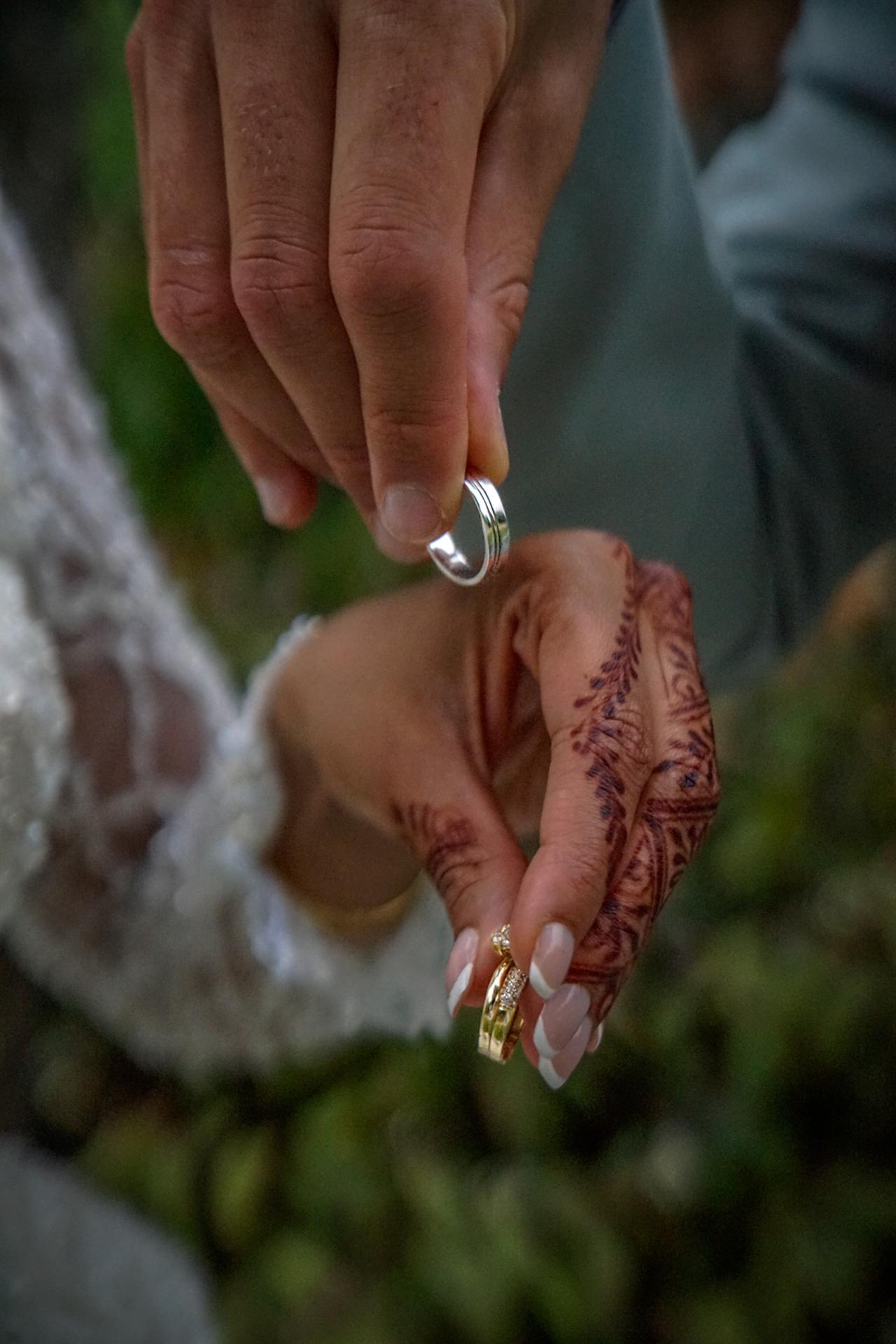 Sina Wedding — échange des alliances, détail henné