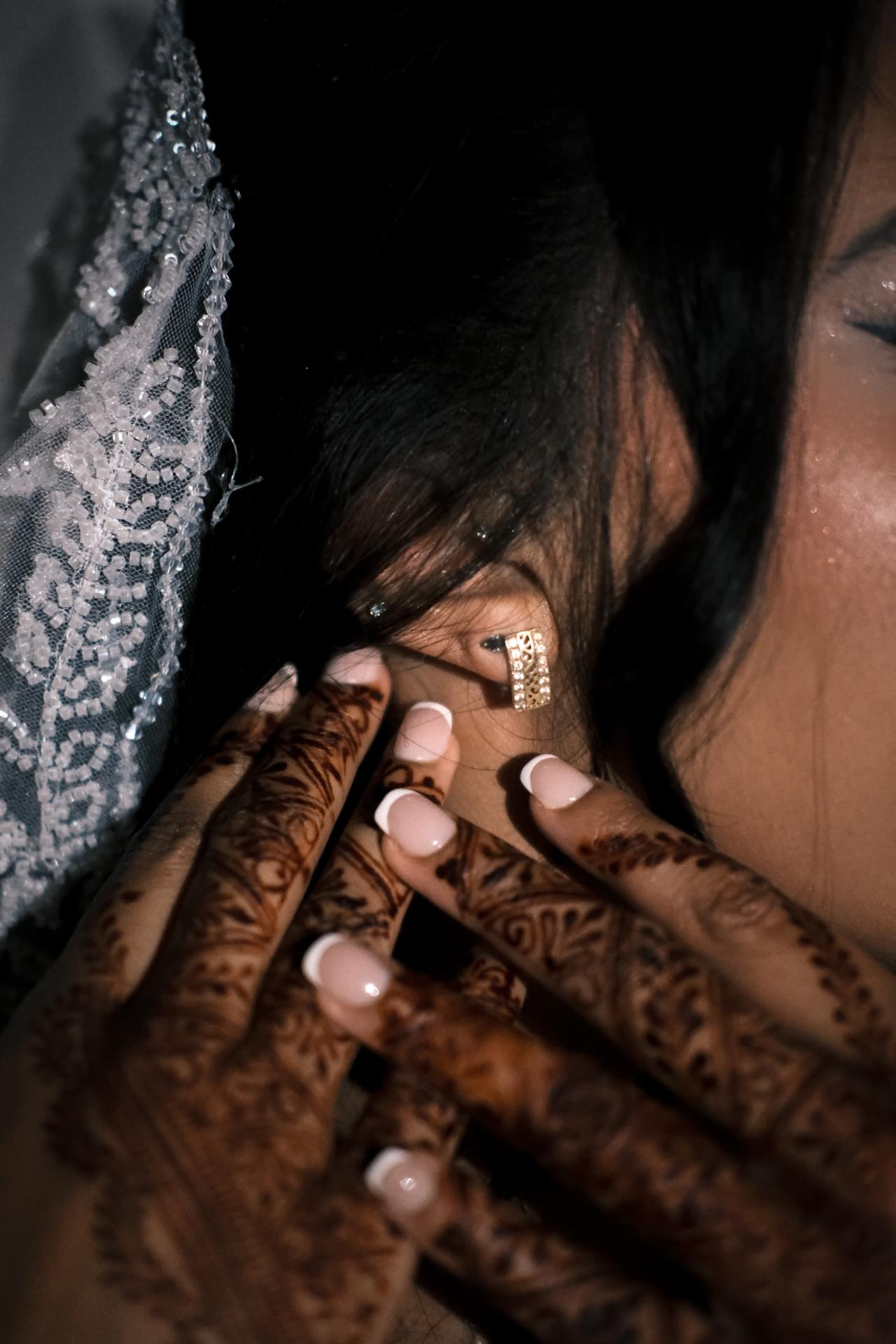 Sina Wedding — portrait de mariée, henné et voile perlé