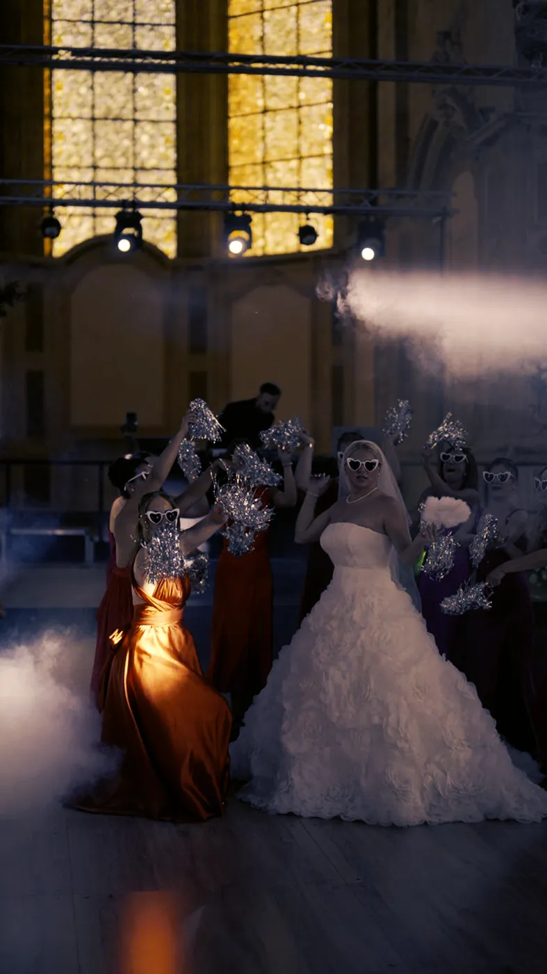 Mariée et ses invitées dans la fumée lourde - mariage Metz Universal Événements